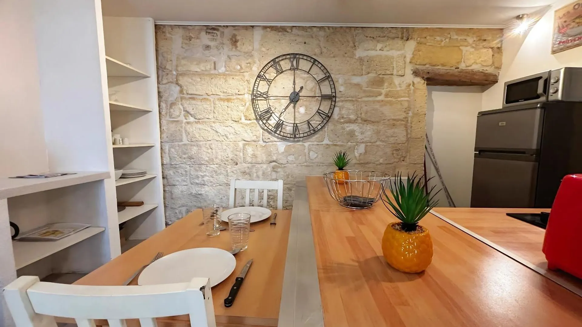 Charme Et Histoire A Avignon Apartment
