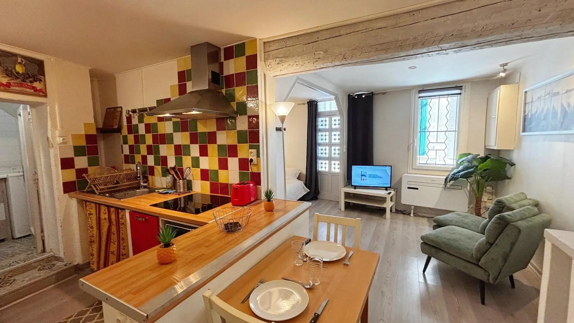 Charme Et Histoire A Avignon Apartment